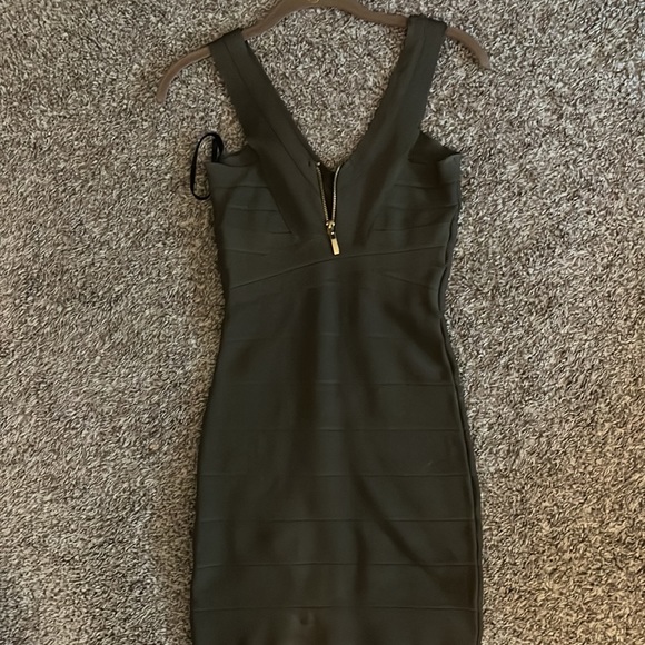 Lovely vintage green dress that hugs every curve, very stretchy and comfortable - Picture 2 of 3